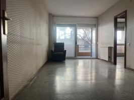 ¿Buscas un piso espacioso con gran potencial para reformar a tu gusto? ¡Esta es tu oportunidad! photo 0