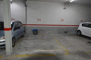 Céntrica plaza en parking de una planta photo 0