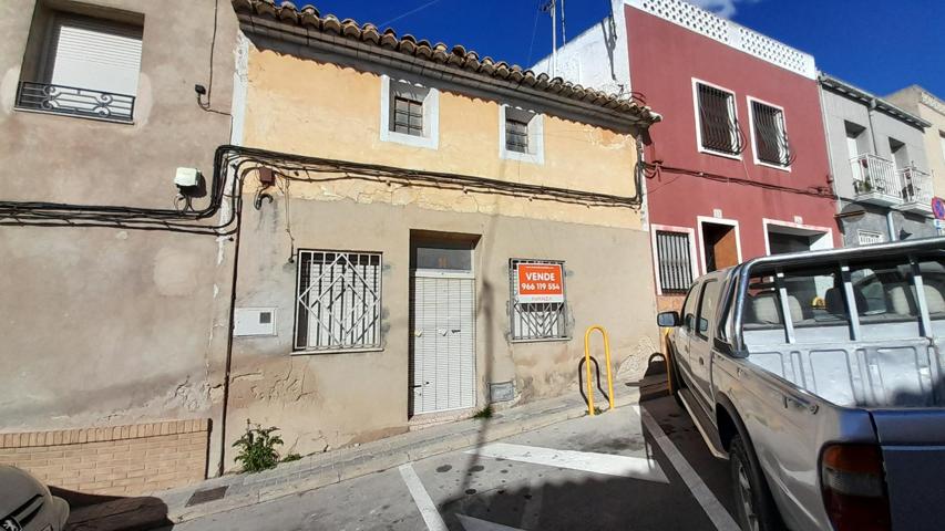 CASA MUY SOLEADA CON FACHADA A DOS CALLES photo 0