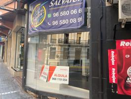 Oportunidad única: local comercial con escaparate amplio en Villena photo 0