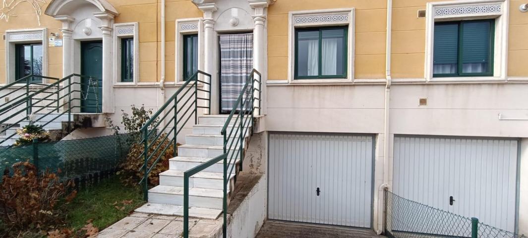SE VENDE EN ZAMORA ZONA URBANIZACIÓN SIGLO XXI, ADOSADO CON 2 DORMITORIOS, 2 BAÑOS, BUHARDILLA, GARAJE, PATIO-JARDÍN... photo 0