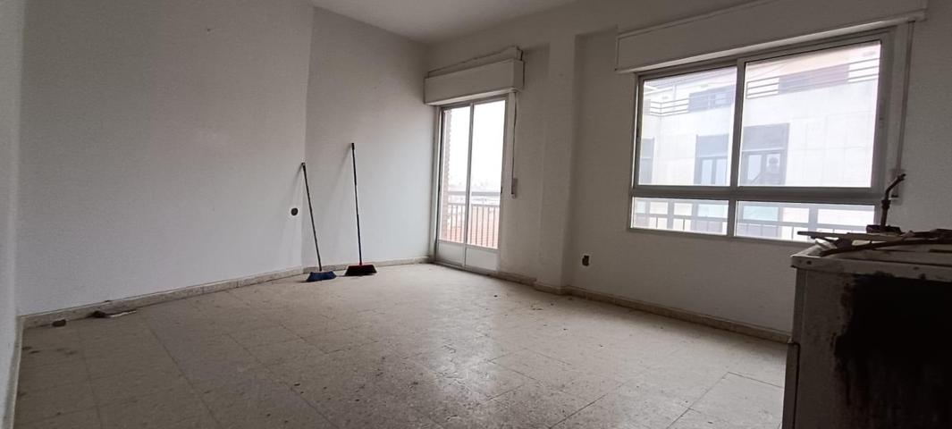 VENTA DE PISO PARA REHABILITACIÓN TOTAL, 4º SIN ASCENSOR EN ZAMORA ZONA CENTRO-JUZGADOS, 3 DORMITORIOS, BAÑO, BALCÓN... photo 0