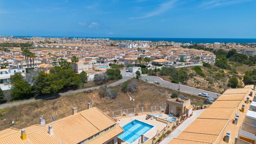 Luminoso Tríplex en Venta – Orientación Sur, 3 Plantas, Cerca del Mar photo 0
