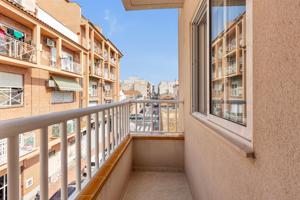 ¡Oportunidad en el centro de Torrevieja con 2 plazas de garaje incluidas! photo 0