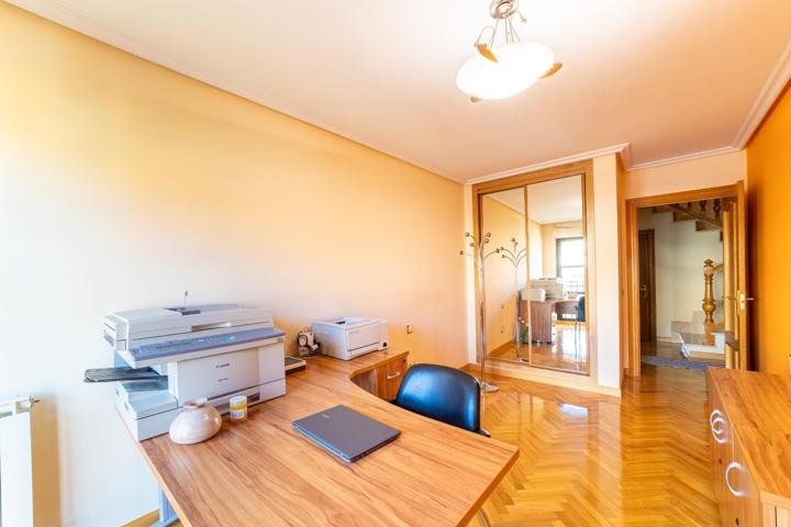 Un Dúplex Único con Garaje Privado y Vistas Despejadas photo 0