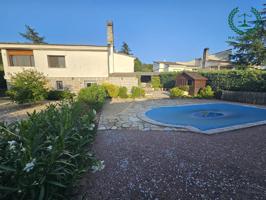 Chalet independiente con parcela de 1.000 m2 y piscina privada. photo 0