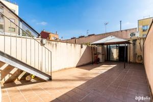 Piso seminuevo con patio de 45m2 plaza de parking, trastero y tercera habitación polivalente photo 0