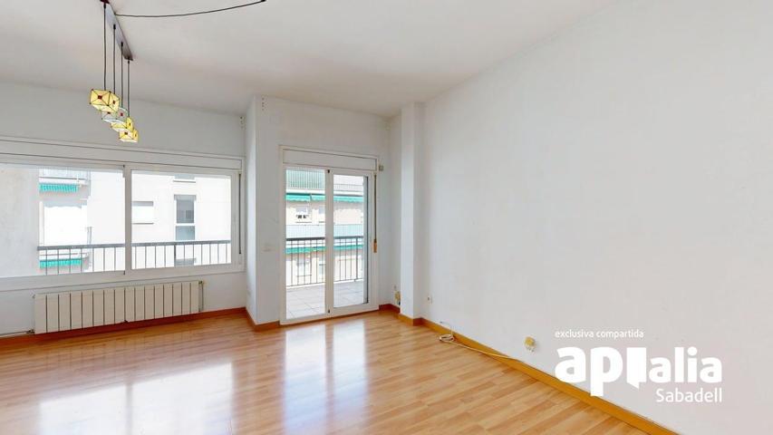 Bonito piso con balcón y 3 habitaciones!! photo 0