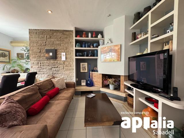 Gràcia te Espera: Casa Luminosa con Negocio Listo para Triunfar y Jardín Botánico Propio photo 0