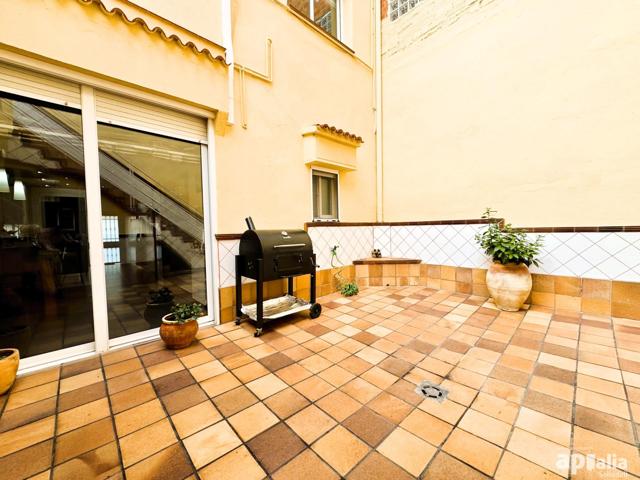 ¡Vive en la Creu Alta! Casa de 163 m² con patio, parking y eficiencia energética photo 0