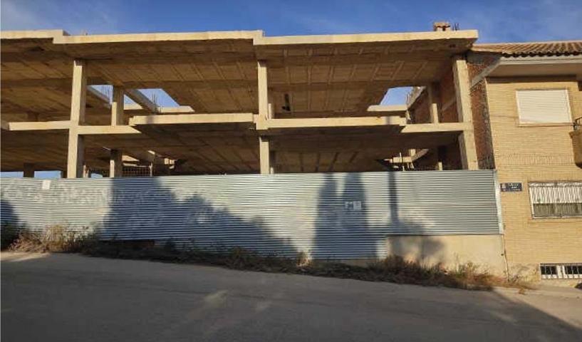 Edificio en construccion detenida de 7 viviendas Adosadas photo 0
