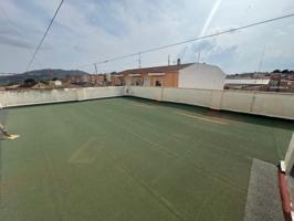 Edificio de dos apartamentos con terraza y garaje photo 0