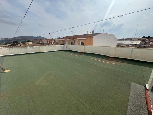 Edificio de dos apartamentos con terraza y garaje photo 0