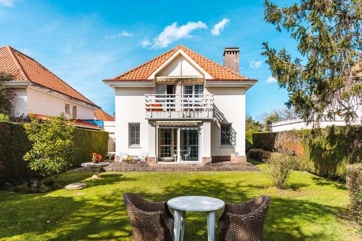 IMPRESIONANTE CHALET EN URBANIZACIÓN PRIVADA CON PORTERO Y PISICNA photo 0