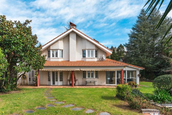Tu Refugio Soñado en La Mina: Un Chalet Único para Crear Recuerdos Inolvidables photo 0