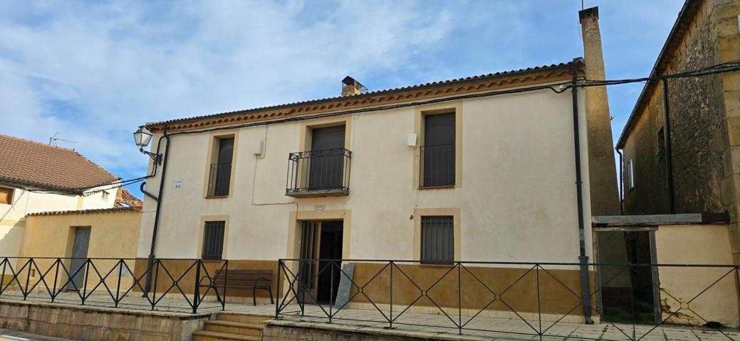 275 m2 de Vivienda unifamiliar con 250 m2 de jardín en Navalcaballo. photo 0