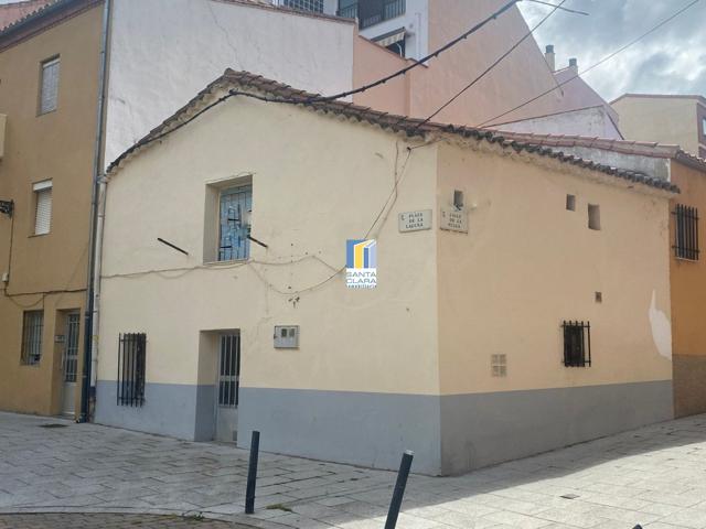 CASA DE DOS PLANTAS CON MUCHAS POSIBILIDADES EN PLENO CENTRO DE ZAMORA. photo 0