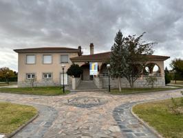 CHALET EN VENTA CON 5 DORMITORIOS, PISCINA, CANCHA DE TENIS Y JARDÍN EN CARRETERA CARRASCAL, ZAMORA. photo 0