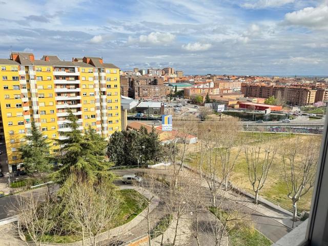 PISO EN VENTA DE 4 DORMITORIOS, 2 BAÑOS Y PLAZA DE GARAJE EN ZONA PEÑA TREVINCA, ZAMORA. photo 0