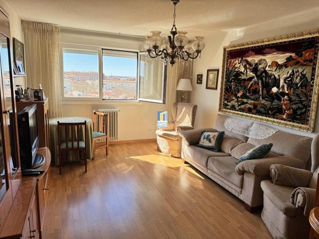 PISO EN VENTA DE 4 DORMITORIOS, 2 BAÑOS Y PLAZA DE GARAJE EN ZONA PEÑA TREVINCA. photo 0