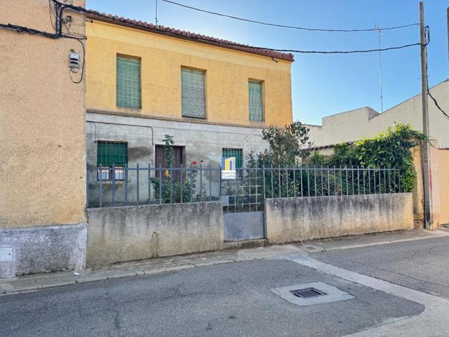 CASA EN VENTA DE 5 DORMITORIOS Y AMPLIO JARDÍN EN VILLALPANDO, ZAMORA. photo 0