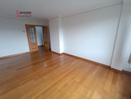 Se alquila piso de 3 habitaciones y 2 baños, con trastero y 2 plazas de garaje, para larga duración en la calle Alfonsina Storni photo 0