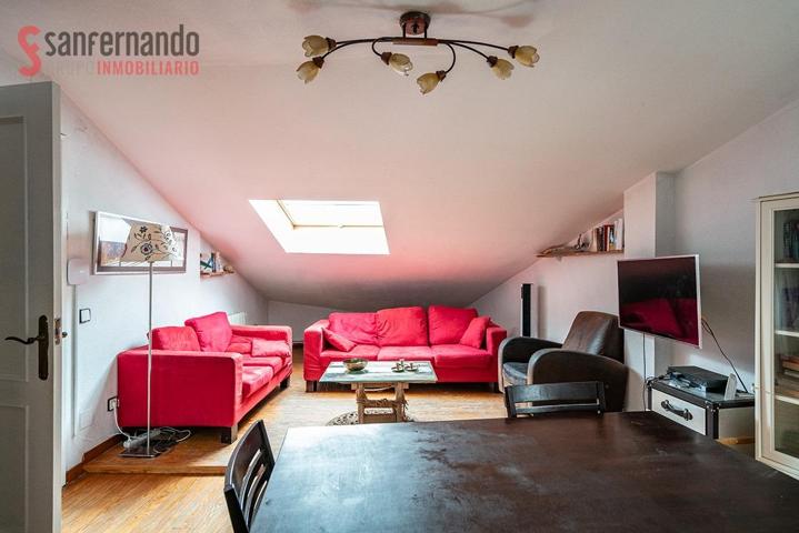 Ático con ascensor en venta en los primeros números de la Calle Cervantes photo 0