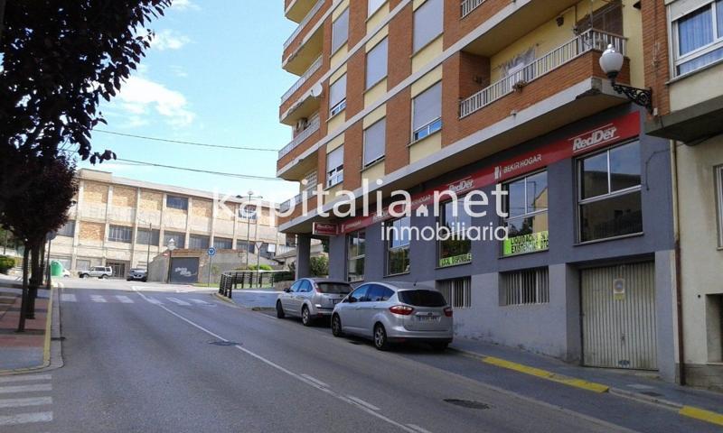 Excelente local comercial a la venta en Bocairent photo 0