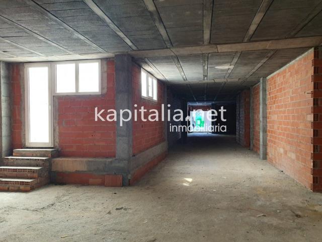 Local comercial con patio  a la venta en Ontinyent. photo 0