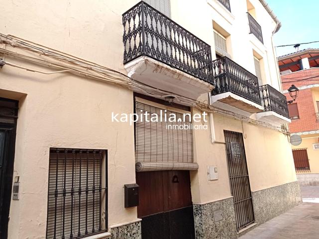 CASA A LA VENTA EN CANALS, UBICADA CERCA DE LA IGLESIA. photo 0