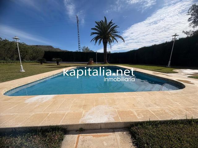 ESPECTACULAR CHALET A LA VENTA EN BARCHETA photo 0