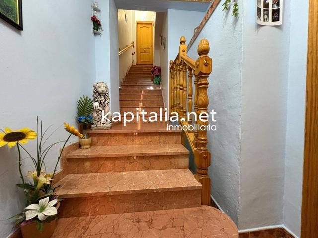 ESTUPENDA CASA ADOSADA CON GARAJE A LA VENTA EN CARCAIXENT photo 0
