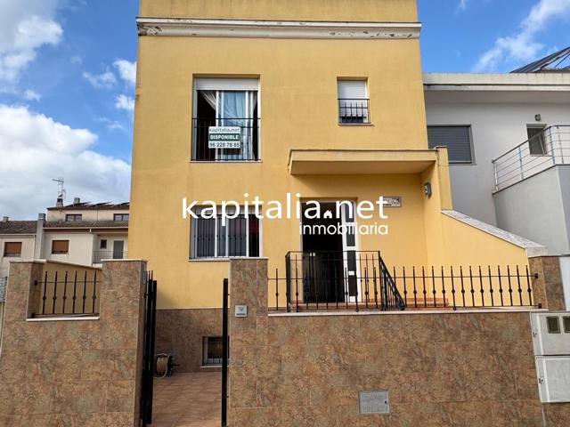 EXCLUSIVO ADOSADO A LA VENTA LISTO PARA ENTRAR A VIVIR EN ANNA photo 0