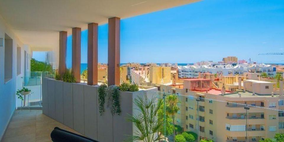 IMPRESIONANTE APARTAMENTO EN EL CENTRO DE ESTEPONA A TAN SOLO 350 METROS DEL MAR photo 0