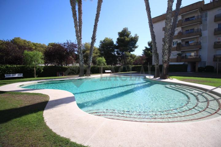 Magnífico piso con piscina y plaza de parquing en la zona dels Ametllers de Sitges. photo 0