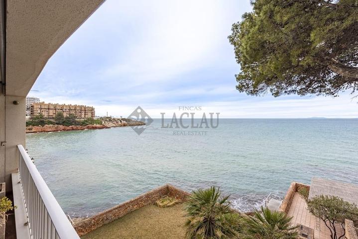 En venta un espectacular piso en primera línea de mar, con vistas impresionantes photo 0