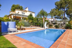 Espectacular casa unifamiliar en Cunit con jardin privado y piscina photo 0