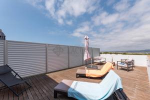 Descubre un espacio exclusivo: ático dúplex en Cases del Mar, tres habitaciones, dos baños, parking, ascensor y piscina photo 0