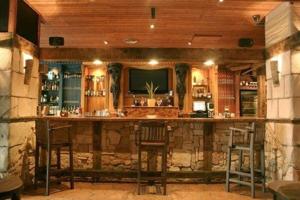 'Crea un ambiente acogedor y atractivo con nuestro bar de madera hecho a medida' photo 0