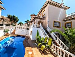 Espectacular villa independiente con piscina en La Zenia photo 0