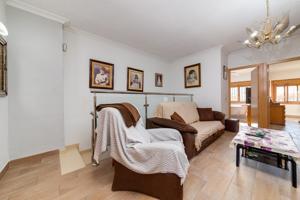 ¡Vive y Emprende en Benijófar! Apartamento con Restaurante en Funcionamiento ¡Listo para Brillar! photo 0