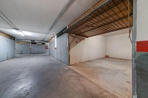 ¡Tu espacio seguro en el corazón de Torrevieja! Garaje cerrado de 28m² disponible ahora. photo 0