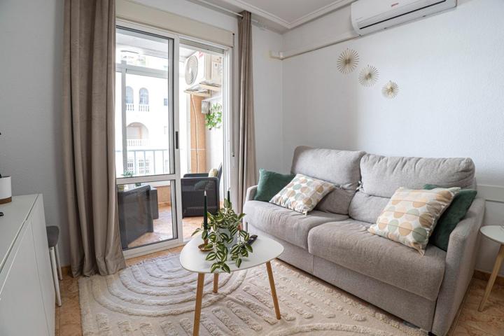 Apartamento completamente renovado con vistas a la piscina y orientación sur photo 0