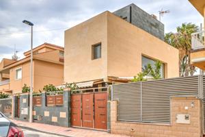 Exclusiva villa independiente con piscina privado y garaje cerca al mar photo 0