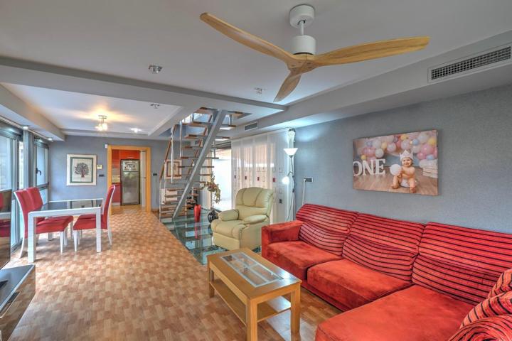 Exclusiva villa independiente con piscina privada y garaje cerca al mar photo 0