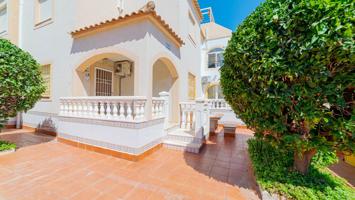 Bungalow dúplex de 3 dormitorios con jardín, solárium y piscina comunitaria en Torrevieja photo 0