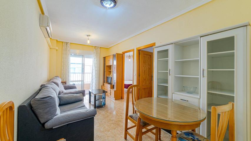 Apartamento de 2 dormitorios a 250 m del mar, en Torrevieja photo 0