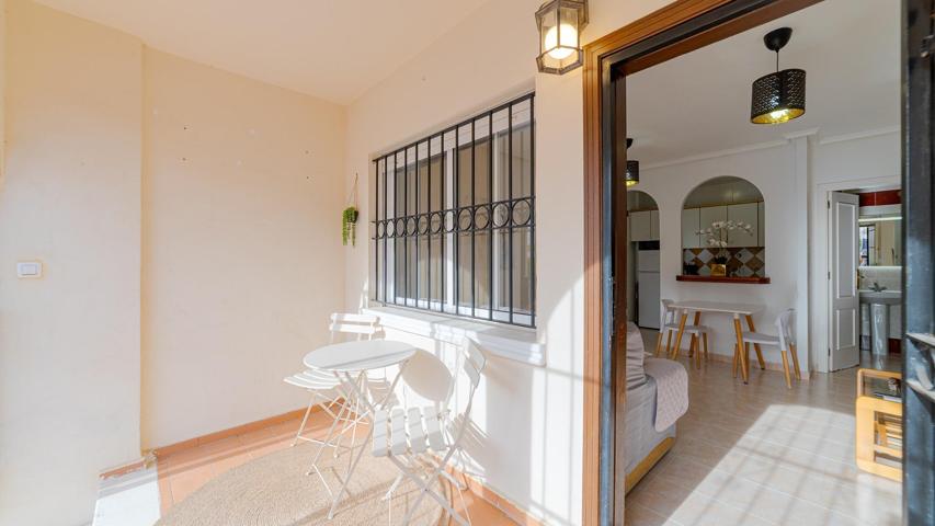 Apartamento de 2 dormitorios con piscina comunitaria en Torrevieja photo 0