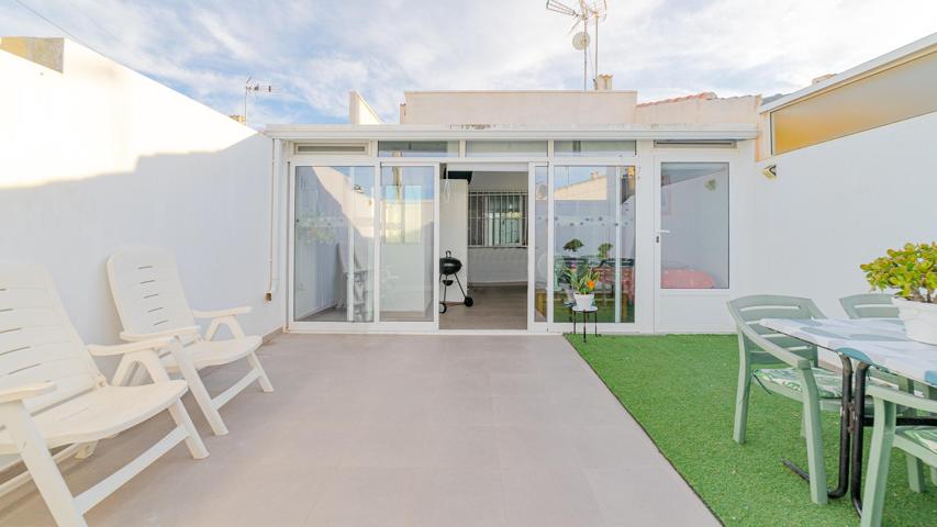 Bungalow reformado de 2 dormitorios con jardín y terraza en Torrevieja photo 0