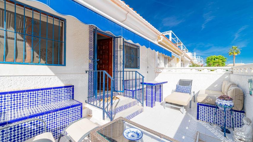 Bungalow de 2 dormitorios con jardín y piscina comunitaria en Torrevieja photo 0